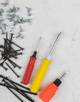 پیچ گوشتی و میخ و پیچ